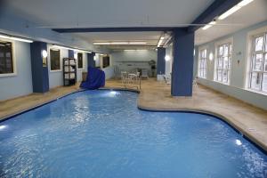 羅克福德的住宿－羅克福德貝蒙特旅館套房酒店，蓝色的房间中的一个大型游泳池