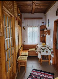 una camera con tavolo, sedie e finestra di Casa Roza a Breaza de Sus