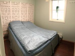 Ένα ή περισσότερα κρεβάτια σε δωμάτιο στο Sjøhus ved Tjeldsundet - House by the sea