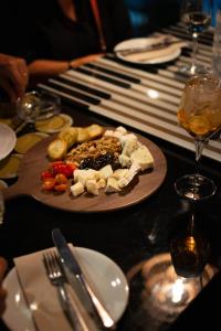 un plato de comida sobre una mesa en Hotel Nodo - Primer hotel explorador urbano, en Santiago