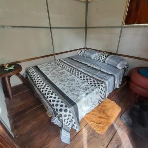 Habitación con 2 camas en la esquina de una habitación en Chava Camping Rio Celeste en Rio Celeste