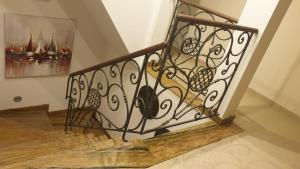 レバルにあるVilla TAAN Royalの錬鉄製の手すり付きの階段