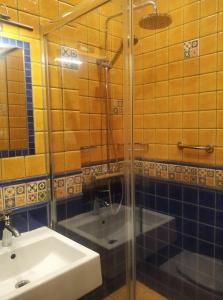 W łazience znajduje się umywalka i przeszklony prysznic. w obiekcie Klimatyczny apartament nad jeziorem w Łagowie