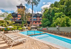 A piscina localizada em Hotel Recanto da Serra ou nos arredores