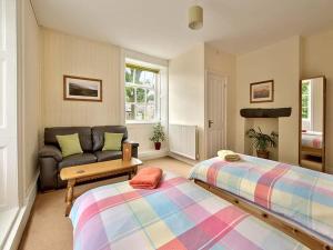 ein Wohnzimmer mit 2 Betten und einem Sofa in der Unterkunft Dol Peris in Llanberis