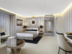 Postel nebo postele na pokoji v ubytování Ramada Hotel & Suites Sisli