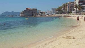 een strand met een groep mensen in het water bij T2 en villa à 20mn du centre in Toulon