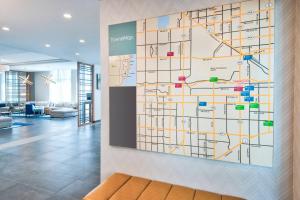 una grande mappa su un muro nella hall di TownePlace Suites by Marriott Miami Airport a Miami