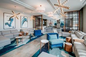 un soggiorno con divani, sedie e tavoli di TownePlace Suites by Marriott Miami Airport a Miami