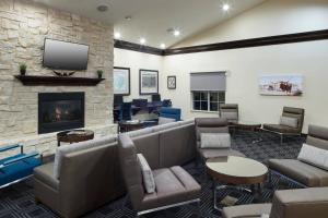 TownePlace Suites Fort Worth Downtown في فورت وورث: لوبي فيه كنب وموقد