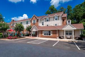 a large house with a parking lot at TownePlace Suites by Marriott Atlanta Kennesaw in Kennesaw