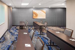 Fairfield Inn & Suites Atlantic City Absecon في غالاوي: قاعة اجتماعات مع طاولات وكراسي وجدار