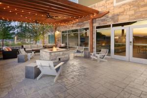 eine Terrasse mit Gartenmöbeln und einer Feuerstelle in der Unterkunft TownePlace Suites by Marriott Austin Parmer/Tech Ridge in Austin