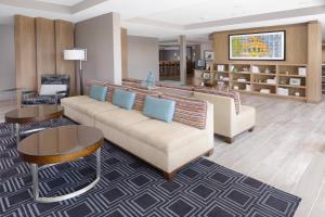 TownePlace Suites by Marriott Austin Parmer/Tech Ridge في أوستن: غرفة معيشة مع أريكة وطاولة