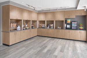 una sala de espera con paneles de madera y caja registradora en TownePlace Suites by Marriott Austin Parmer/Tech Ridge, en Austin