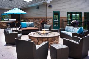 d'une terrasse avec des chaises et une table avec un foyer extérieur. dans l'établissement Residence Inn by Marriott Ann Arbor North, à Ann Arbor