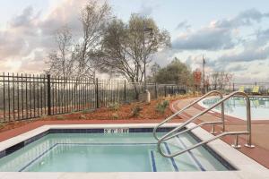 einem Pool mit Rutsche im Zaun in der Unterkunft SpringHill Suites by Marriott Auburn in Auburn