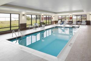 een groot zwembad met blauw water in een hotelkamer bij TownePlace Suites by Marriott Danville in Danville
