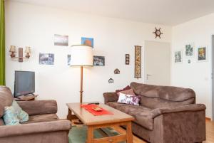 un salon avec deux canapés et une table basse dans l'établissement Haus Hanseatic, Wohnung 312, à Duhnen