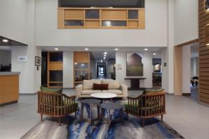 Fairfield Inn & Suites by Marriott Charleston في تشارلستون: غرفة معيشة مع أريكة وطاولة