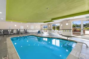 uma grande piscina com água azul num quarto de hotel em Fairfield Inn & Suites Columbia em Columbia