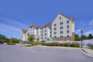 a large apartment building with a parking lot at TownePlace Suites Arundel Mills BWI Airport in Hanover