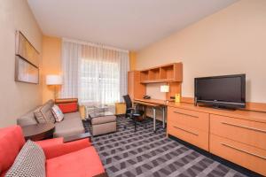 a living room with a couch and a desk at TownePlace Suites Arundel Mills BWI Airport in Hanover