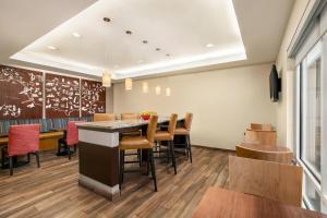 a dining room with a table and chairs at TownePlace Suites by Marriott Chattanooga Near Hamilton Place in Chattanooga