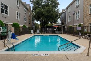 a swimming pool in the courtyard of a apartment building at TownePlace Suites by Marriott Dallas Plano/Legacy in Plano