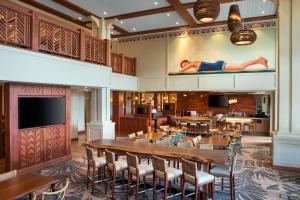 una sala da pranzo con un grande tavolo e sedie di Residence Inn by Marriott Maui Wailea a Wailea