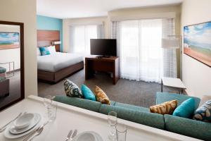 Habitación de hotel con sofá y cama en Residence Inn by Marriott Maui Wailea en Wailea