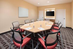 ローレンスビルにあるTownePlace Suites Atlanta Lawrencevilleの大きなテーブルと椅子付きの会議室を利用できます。