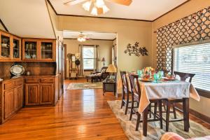 Charming Craftsman Home in Downtown Bartlesville! في بارتلسفيل: مطبخ وغرفة طعام مع طاولة وكراسي