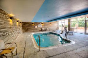 une grande chambre avec une piscine dans une maison dans l'établissement Fairfield Inn & Suites by Marriott Princeton, à Princeton