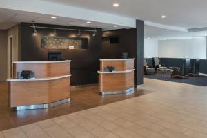 Courtyard by Marriott Annapolis في أنابوليس: لوبي مع غرفة انتظار مع مكاتب وكراسي