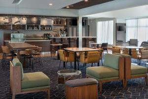 un restaurante con mesas y sillas y una cocina en Courtyard by Marriott Annapolis, en Annapolis