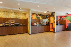 a restaurant with a counter and aasteryasteryasteryasteryasteryasteryasteryasteryastery at Fairfield Inn & Suites by Marriott Alexandria in Alexandria