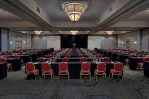 een grote kamer met tafels en rode stoelen bij Marriott Albany in Albany