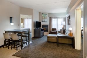 een woonkamer en eetkamer met een tafel en een bank bij Residence Inn by Marriott Chicago Oak Brook in Oak Brook