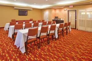 a conference room with a long table and chairs at Courtyard Houston The Woodlands in The Woodlands