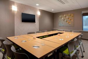 une salle de conférence avec une grande table et des chaises en bois dans l'établissement SpringHill Suites by Marriott Hampton Portsmouth, à Hampton Beach