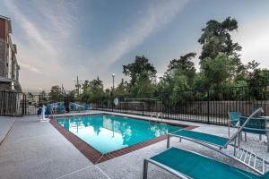 una piscina con una persona che si trova accanto di TownePlace Suites by Marriott New Orleans Harvey/West Bank a Harvey