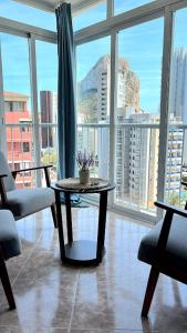 sala de estar con mesa y ventana grande en Atlantico Flamingo, en Calpe