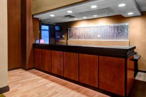 a lobby with a bar with a glass at Fairfield Inn & Suites by Marriott Anniston Oxford in Oxford