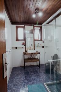 Ett badrum på Otima casa com WiFi e lareira Bento Goncalves RS