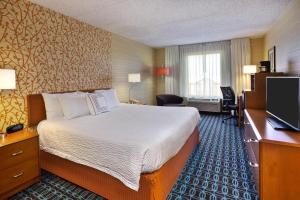 Habitación de hotel con cama y escritorio en Fairfield Inn Ann Arbor, en Ann Arbor