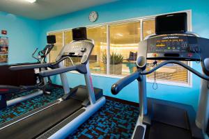 une salle de sport avec un tapis de course dans l'établissement Fairfield Inn Huntsville, à Huntsville