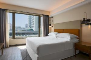 Llit o llits en una habitació de Sheraton Hong Kong Hotel & Towers