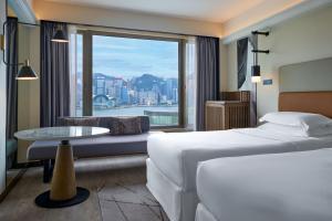 Llit o llits en una habitació de Sheraton Hong Kong Hotel & Towers