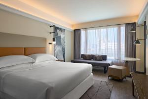 Llit o llits en una habitació de Sheraton Hong Kong Hotel & Towers